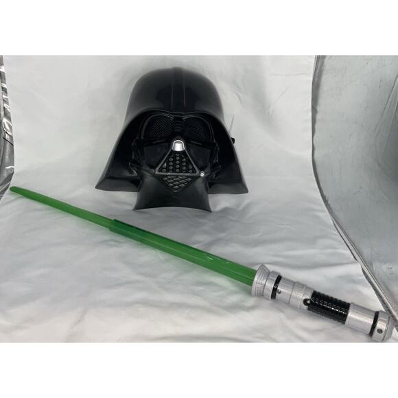STAR WARS HASBRO GREEN LIGHT SABER 2018 WORKS & DARTH VADER MASK - Picture 1 of 9